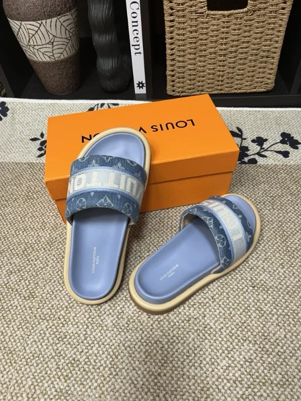 P320💰[New model] Long-term availability, 2025 new model, couple model [LOUlS VUlTTON] comes with drawer box, bag, card, invoice "Louis Vuitton ~ unique modern sandals. 》LV counter purchasing 🏃Men's and women's casual slippers, sold at the same time at the counter, the original old flower material upper is soft and comfortable, (refuses to discolor and rub the feet) sole: original factory special combination original sole, code number: 35--46 4 multiple colors 🉑️ to choose from